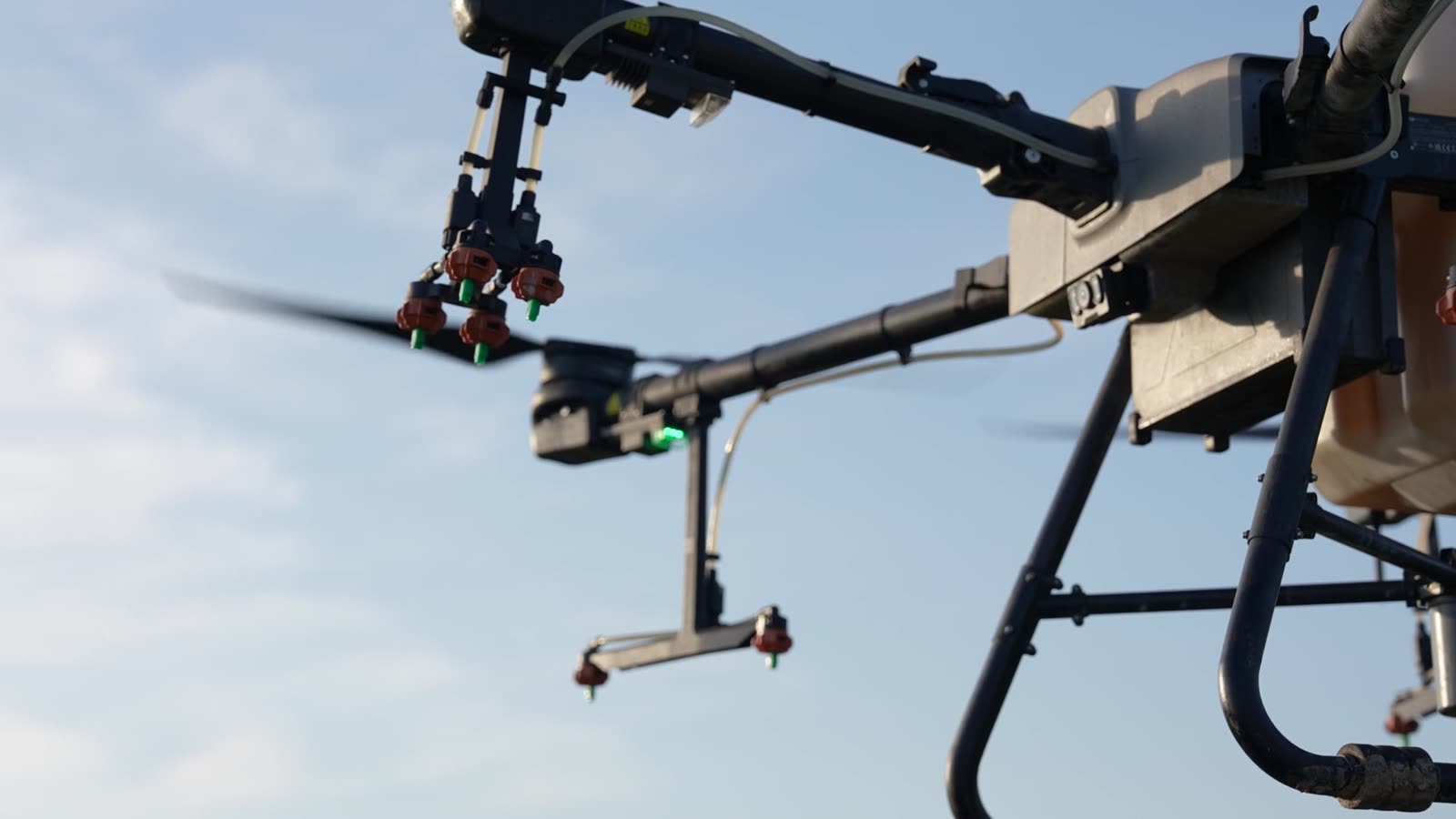 Dron de pulverización agrícola trabajando sobre un cultivo