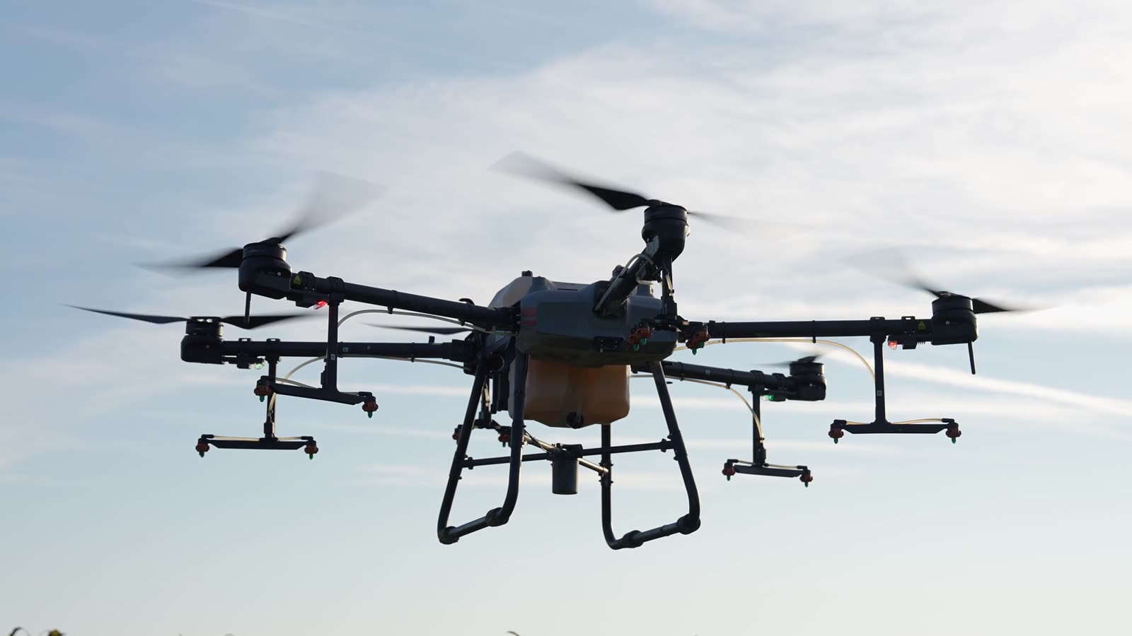 Dron de aplicación sobrevolando una parcela